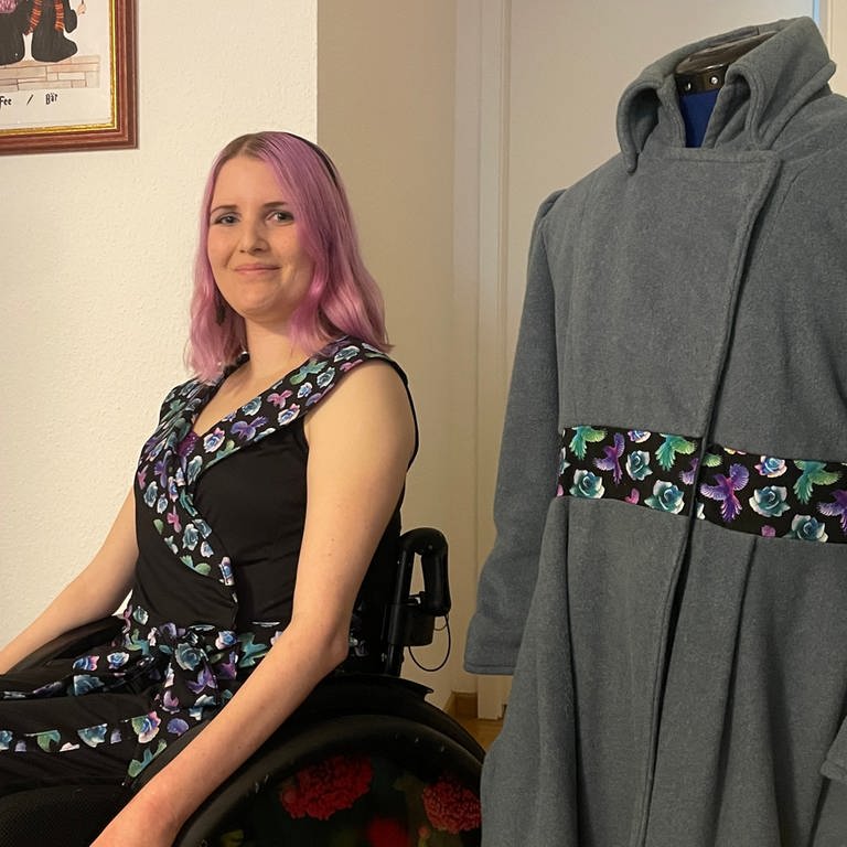 Anna Franken entwirft Mode für Rollstuhlfahrerinnen. Die 28-Jährige aus Trier hat Modedesign studiert.  (Foto: SWR)