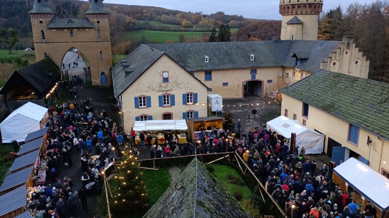 Zwölf Weihnachtshäuschen laden dieses Jahr im Hof der Burg Heid in Schillingen zum Nikolausmarkt ein. (Foto: NoKa e.V.)