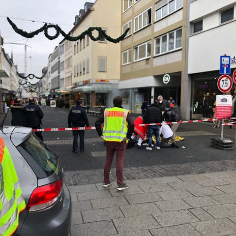 Sanitäter kümmerten sich am 1. Dezember 2020 in der Brotstraße in Trier um die ersten Opfer der Amokfahrt. 