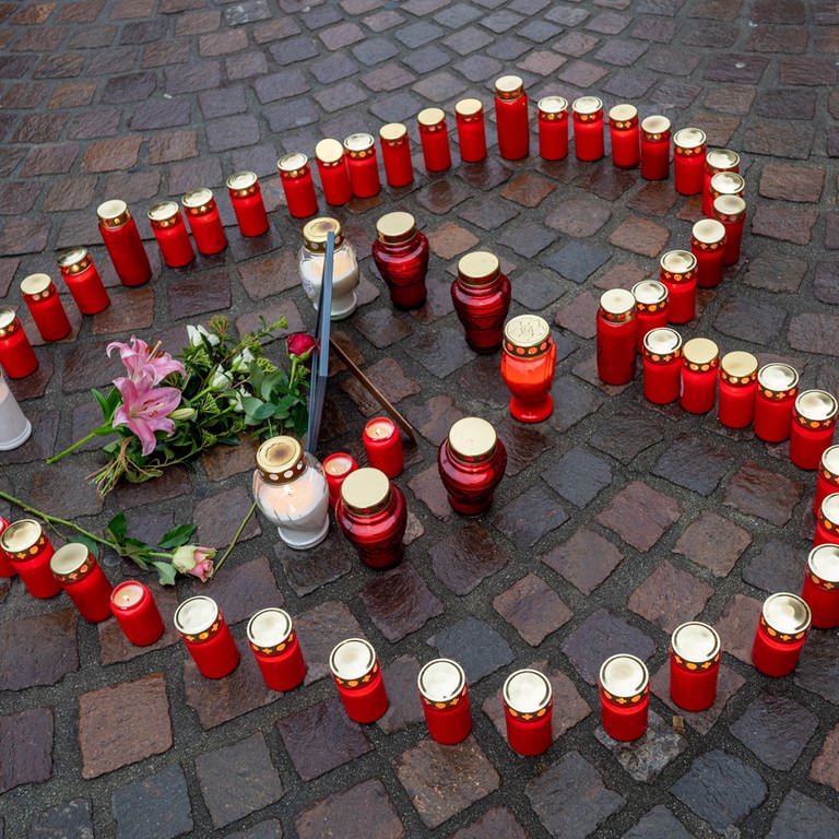 Ein Herz aus Kerzen für eine junge Frau, die bei der Amokfahrt starb. Ein Seelsorger sagt: für viele Menschen in Trier wird der Schmerz bleiben. (Foto: dpa Bildfunk, Picture Alliance/Harald Tittel)