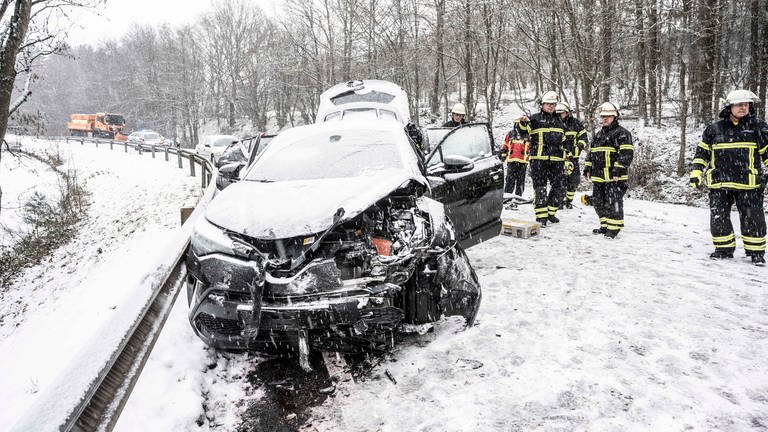 Wegen Schnee und Glätte gab es viele Unfälle auf Straßen im Hunsrück. Viele Autos stecken auch fest. (Foto: Foto Hosser)