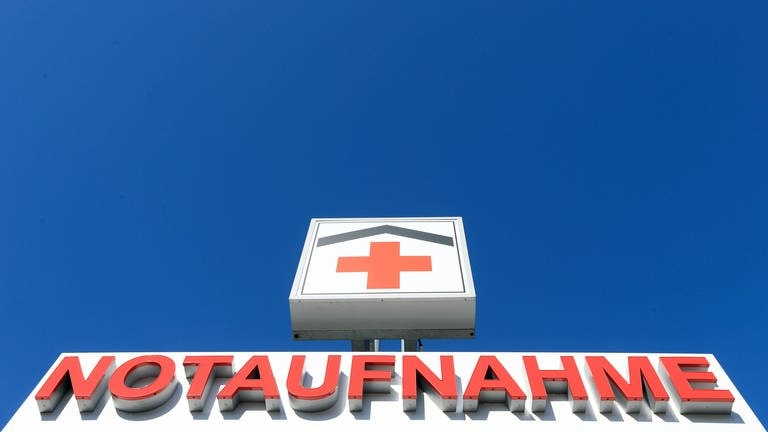 2024 werden in Rheinland-Pfalz einige Bereitschaftspraxen geschlossen und Öffnungszeiten reduziert. Trierer Kliniken befürchten, dass Patienten stattdessen zur Notaufnahme gehen.