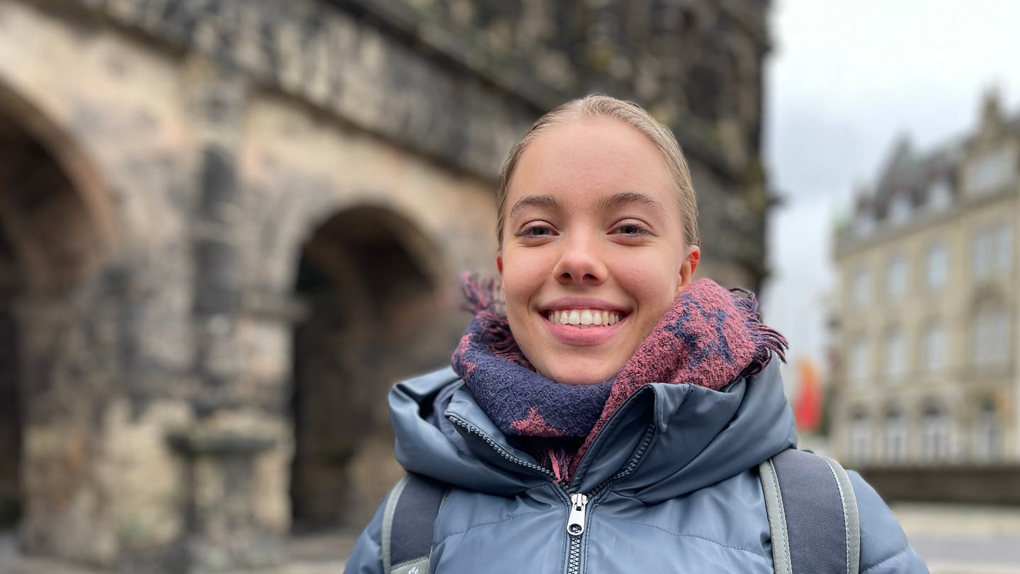 UNESCO-Scout Nele steht vor der Porta Nigra (Foto: SWR, Astrid Schuler)