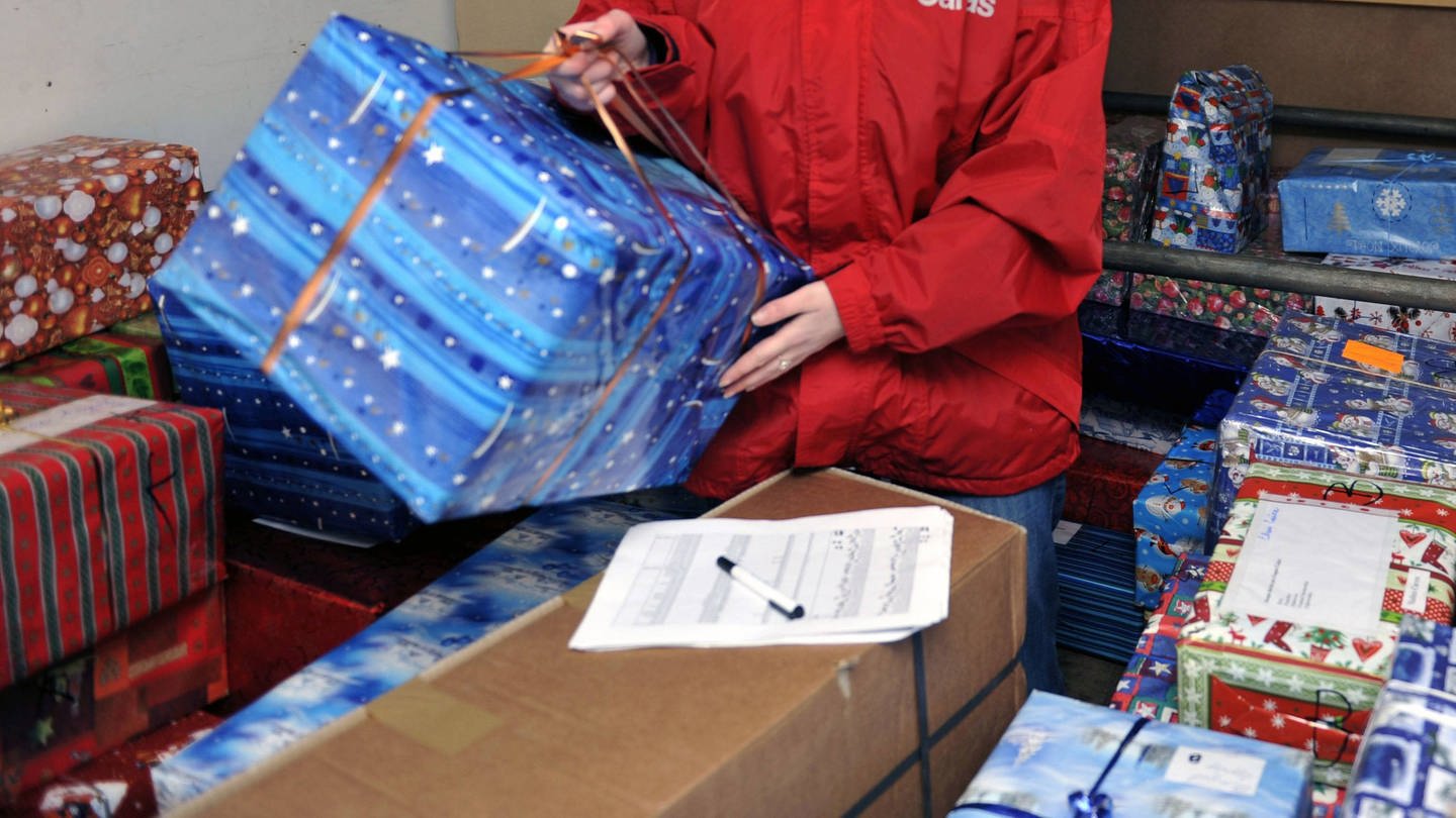 Ein Hilsverein aus der Eifel hat Weihnachtspakete für ukrainische Kinder gepackt. Doch es fehlt ein Fahrer, der die Päckchen ins Kriegsland bringt. (Symbilbild) (Foto: IMAGO / CTK Photo)