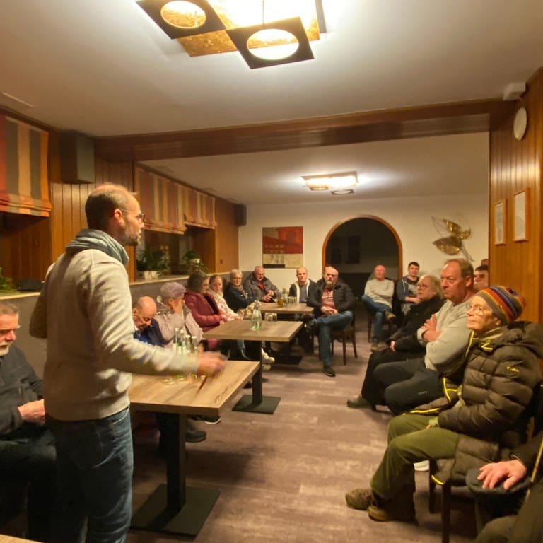 Viele der 27 Anwohner des Ortsteils Desserath sowie Mitglieder des Gemeinderats von Deudesfeld haben an der Versammlung teilgenommen. (Foto: SWR, Anna-Carina Blessmann)