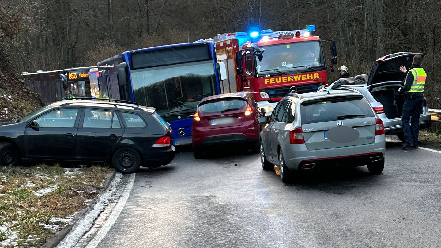 Verkehrsunfall Linienbus mit 4 Fahrzeugen L177 Idar-Oberstein (Foto: Foto Hosser)