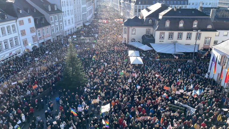 10.000 Teilnehmer kamen zur Demo in Trier gegen Rechts. (Foto: SWR, Ansgar Zender)