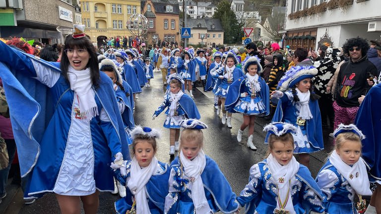 Auch kleine Gardemädchen fehlen natürlich nicht beim Rosenmontagsumzug in Idar-Oberstein. (Foto: SWR, Jana Hausmann)