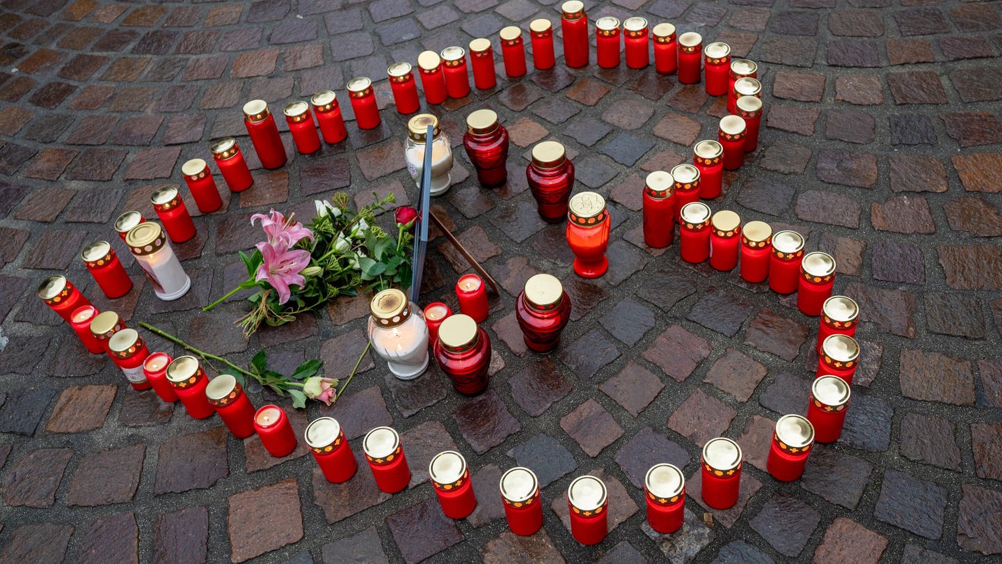 Ein Herz aus Kerzen für eine junge Frau, die der Amokfahrer in Trier tötete. Vor dem Landgericht Trier wird die Revision verhandelt. Nach dem Urteil zur Amokfahrt wird der Prozess in Teilen also neu aufgerollt. (Foto: dpa Bildfunk, Harald Tittel)