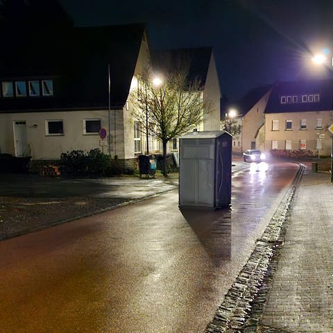Der Sturm hat ein Dixi-Klo mitten auf die Lanstrasse in Meisburg in der Vulkaneifel geweht. (Foto: PI Daun)