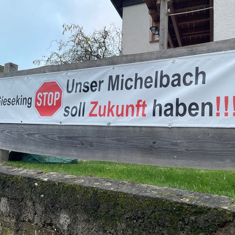 Banner wie dieses hängen an jedem zweiten Haus im Gerolsteiner Stadtteil Michelbach. (Foto: SWR, Christian Altmayer)