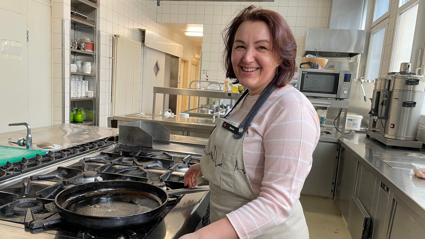 Maiia Kibalnichenko ist aus der Ukraine nach Trier geflüchtet. Hier hat sie Arbeit in der Küche des Hotels Vienna House easy gefunden. (Foto: SWR)