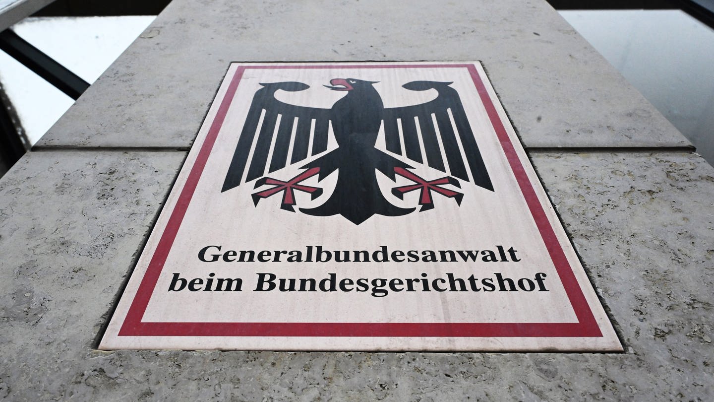 Die Bundesanwaltschaft hat vier mutmaßliche Rädelsführer des verbotenen rechtsextremistischen Vereins „Combat 18 Deutschland“ angeklagt. Nach SWR-Informationen lebt einer der Männer in der Region Trier. (Foto: dpa Bildfunk, Uli Deck)