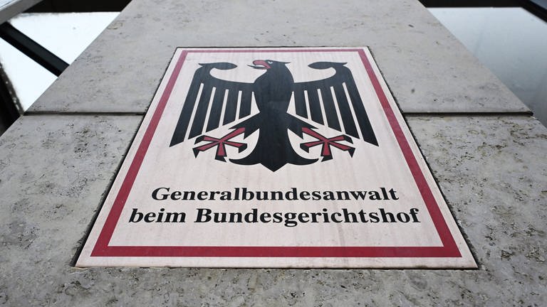 Die Bundesanwaltschaft hat vier mutmaßliche Rädelsführer des verbotenen rechtsextremistischen Vereins „Combat 18 Deutschland“ angeklagt. Nach SWR-Informationen lebt einer der Männer in der Region Trier. 