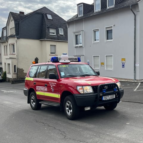 Ein Feuerwehrauto fährt durch geäumte Straßen in Bitburg. (Foto: SWR)