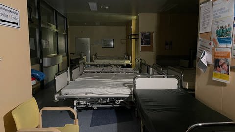 Krankenhausbetten stehen im verwaisten und dunklen Krankenhaus in Trier-Ehrang. (Foto: SWR)