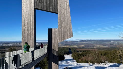 Das Wetter mit viel Sonne lädt eher zum Winterwandern als Skifahren ein - zum Beispiel zur Aussichtsplattform am Erbeskopf. (Foto: SWR, Jana Hausmann)