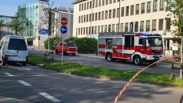 Am Landgericht in Trier kommt es zu einem größeren Feuerwehr-  und Polizeieinsatz. (Foto: Steil TV)