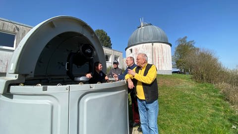 Die Mitglieder der Astronomischen Vereinigung Vulkaneifel am Hohen List lassen regelmäßig auch Besucherinnen und Besucher durch ihre Teleskope schauen und führen sie so an die Astronomie heran. (Foto: SWR, Anna-Carina Blessmann)