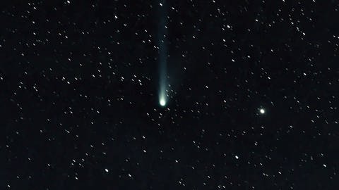 Von seinem Balkon aus ist AVV-Mitglied Horst Peter Franzen dieses Bild des Kometen gelungen. Wegen der zuletzt schlechten Sichtverhältnisse ist das schwierig. (Foto: Horst Peter Franzen/AVV)