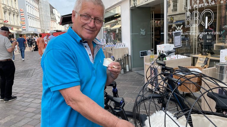 Dieser Berliner Tourist genießt Haselnuss-Eis. Bei 1 Euro 50  bleibt es dann eben bei einer Kugel. (Foto: SWR)