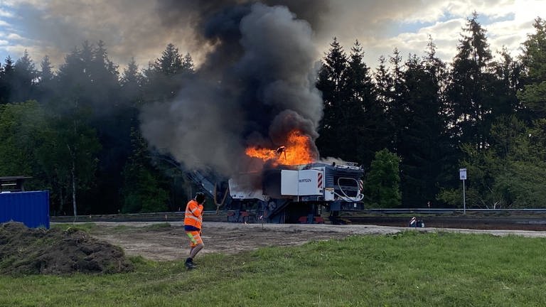Beim Brand einer Baumaschine an der A1 bei Hermeskeil ist ein Millionenschaden entstanden. (Foto: PAST Schweich)