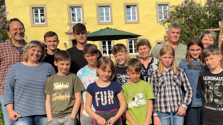 Die Familie Groß aus Peffingen in der Eifel hat 13 Geflüchtete aus der Ukraine aufgenommen. Das Zusammenleben klappt gut, birgt aber auch Heruasforderungen für Gastgeber und Flüchtlinge. (Foto: SWR, Solveig Naber)
