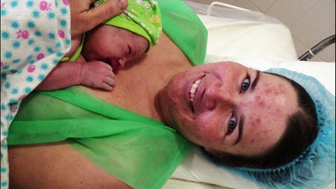 Olha Holovach mit ihrem Sohn Alexander kurz nach der Geburt. Die Ukrainerin bringt im Bombenhagel in Charkiw ihr Kind zur Welt (Foto: SWR)