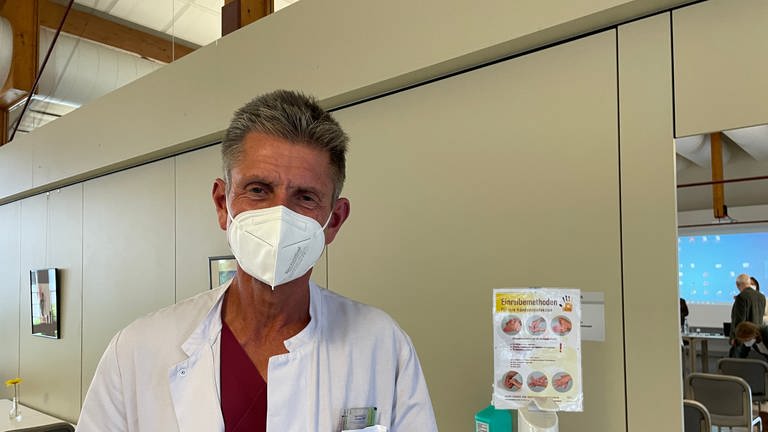 Chefarzt Christian Bruch sagt, dass auch nach zwei Jahren Pandemie Corona Krankenhäuser wie das Verbundkrankenhaus in Wittlich immer noch vor große Herausforderungen stellt. (Foto: SWR)