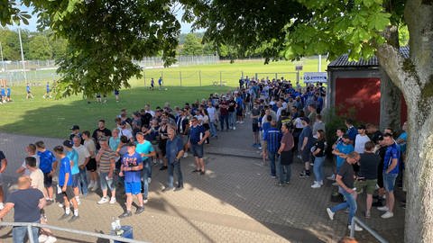 Eintracht-Fans warten in einer Schlange am Moselstadion auf das Spiel gegen die Stuttgarter Kickers. (Foto: SWR)