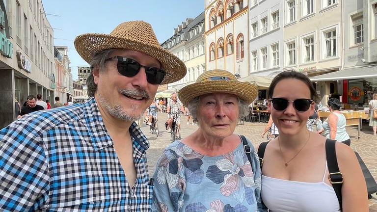 Norbert, Gisela und Jenny aus Aachen haben sich bei diesem Sonnenschein die Trierer Innenstadt angesehen. (Foto: SWR)