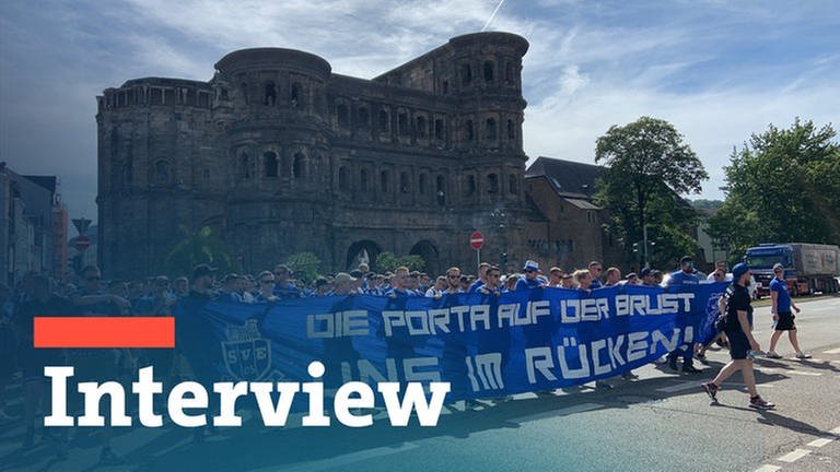 Biildmontage: Schriftzug Interview mit Foto vom Fanmarsch der Eintracht Trier Fans vor der Porta Nigra (Foto: SWR)