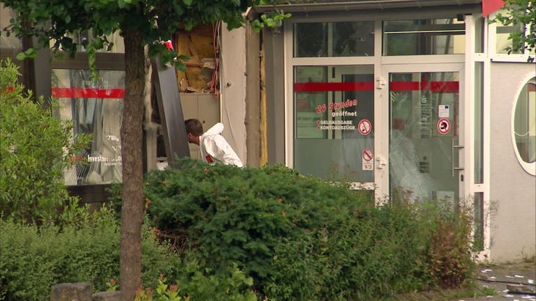 Unbekannte haben in Jünkerath im Kreis Vulkaneifel einen Geldautomaten gesprengt.