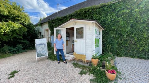 Meike Jaschok steht vor ihre "Käse Hütte" in Wilzenberg-Hußweiler. (Foto: SWR)