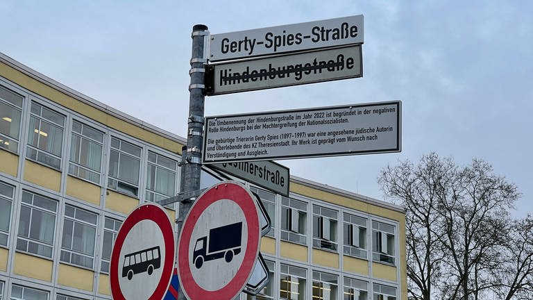Straßenschild "Gerty-Spies-Straße", darunter durchstrichen der Schriftzug "Hindenburg" 