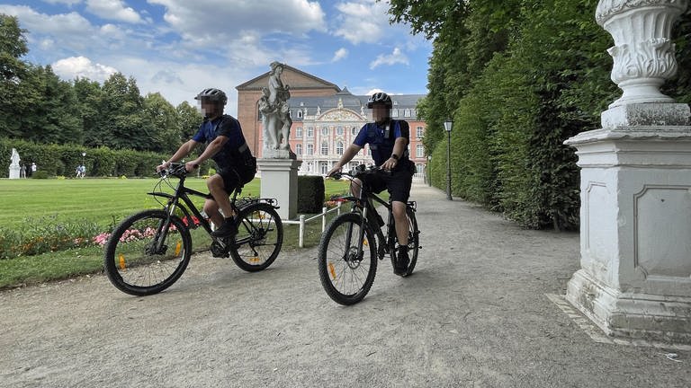 Auch Polizisten - wie hier auf dem Fahrrad - sollen öfter im Palastgarten unterwegs sein (Foto: SWR)