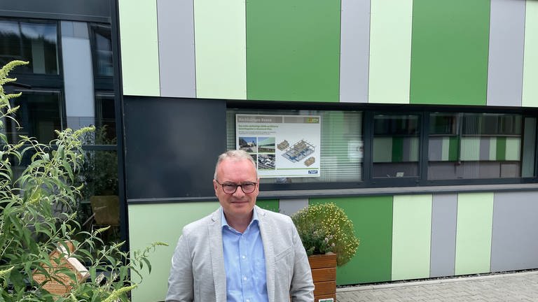 SWT-Geschäftsführer Arndt Müller vor dem Gebäude von Stadtraum Trier im ETP. (Foto: SWR)