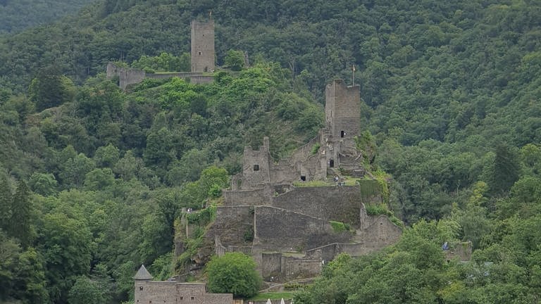 Burgen haben dicke Steinmauern und halten deshalb gut die Wärme draußen - so wie die Manderscheider Burgen in RLP. (Foto: SWR, Anna-Carina Blessmann)