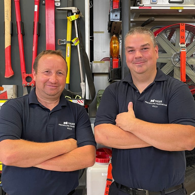 Bernd Becker und Marco Monshausen von der Freiwilligen Feuerwehr in Trier-Irsch sind wegen der vielen Wald-und Wiesenbrände derzeit im Dauereinsatz.  (Foto: SWR)