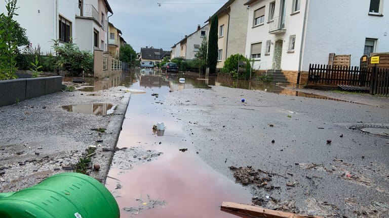 Ein Tag nach dem Hochwasser beginnen im Trierer Stadtteil Ehrang die Aufräumarbeiten. (Foto: SWR, Andrea Meisberger)