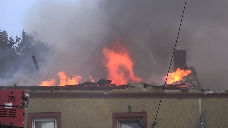Beim Brand eines Wohnhauses und einer Scheune zwischen Fusenig und Metzdorf im Landkreis Trier-Saarburg sind zwei Menschen verletzt worden. (Foto: Winkler TV)