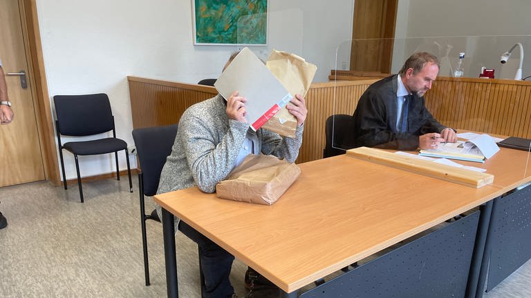 Der Angeklagte 56-Jährige im sogenannten "Cophunter-Prozess" vor dem Amtsgericht in Idar-Oberstein. (Foto: SWR)