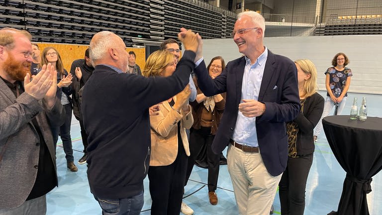 Der alte und neue OB von Trier, Wolfram Leibe (SPD), freut sich nach seinem Wahlsieg am Sonntagabend. (Foto: SWR, Marc Steffgen)