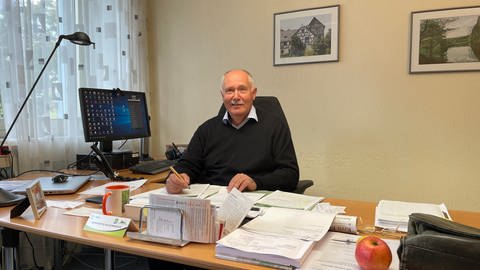 Der Birkenfelder Verbandsgemeindebürgermeister Bernhard Alscher hinter seinem Schreibtisch (Foto: SWR)