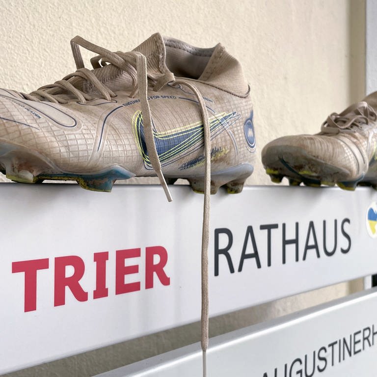 Fußballschuhe auf dem Eingangsschild am Rathaus Trier (Foto: SWR)
