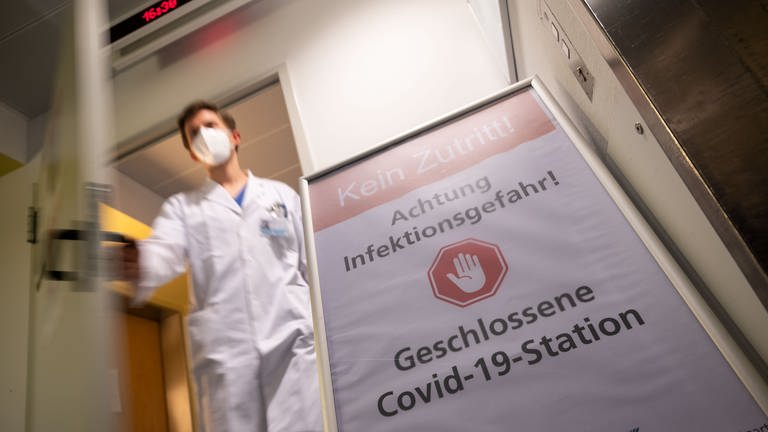 Die Corona-Pandemie kommt mit Wucht in die Kliniken zurück - auch in das Bürderkrankenhaus in Trier (Foto: dpa Bildfunk, Marijan Murat)