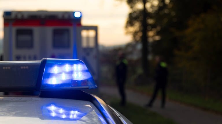 Bei einem schweren Verkehrsunfall in der Eifel sind zwei Menschen ums Leben gekommen. Mehrere wurden verletzt. Der Unfall ereignete sich auf einer Landstraße bei Kruchten im Kreis Bitburg-Prüm. (Foto: IMAGO, IMAGO / Fotostand)