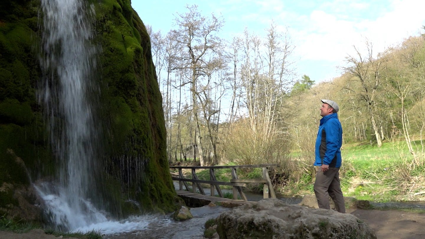 SWR-Reporter Martin Schmitt vor dem Dreimühlen-Wasserfall in der Vulkaneifel. (Foto: SWR)