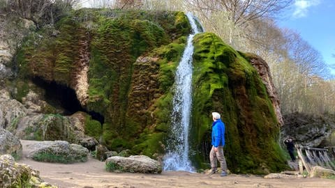 Der Dreimühlen-Wasserfall: Das Wasser des Mühlenbachs stürzt hier zwischen vier und sechs Meter tief in den Ahbach. (Foto: SWR)