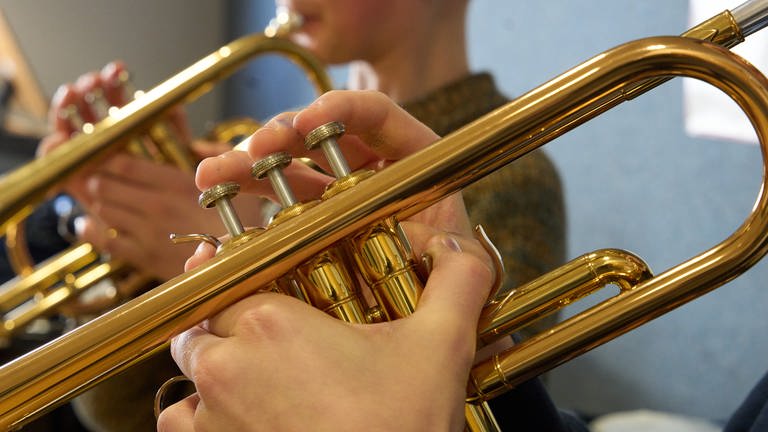 Zwei Jungen spielen im Musikunterricht Trompete (Foto: picture-alliance / Reportdienste, picturealliance dpa Thomas Frey)